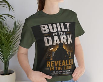 Errichtet im Dunkeln offenbarte sich im Licht T-Shirt, Unternehmer Shirt, Business Inhaber Geschenk, Side Hustle Tee, Erfolgs Mindset Shirt