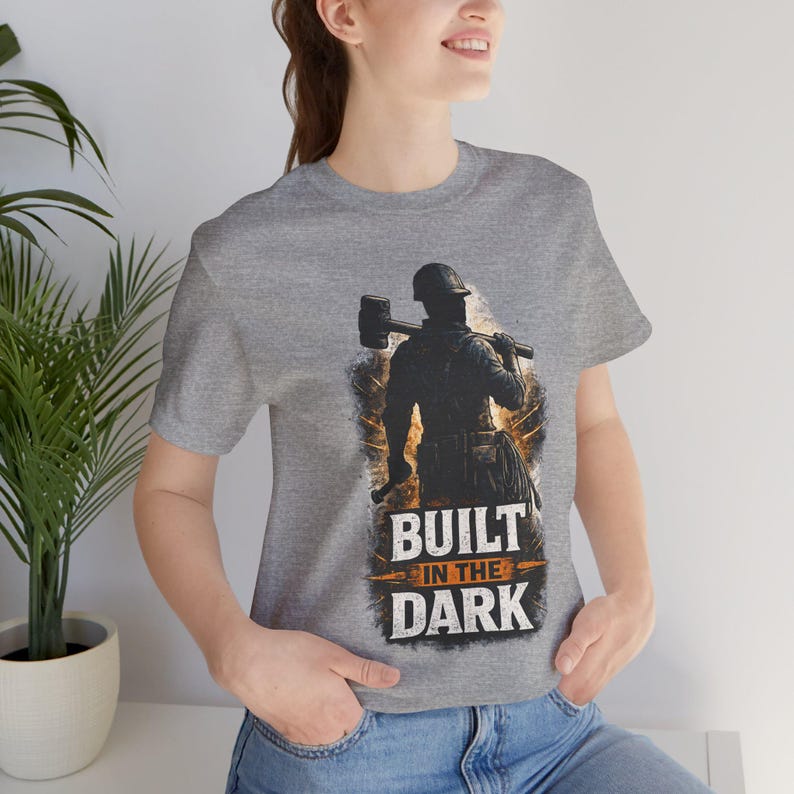 Chemise de travailleur construite dans le noir, T-shirt motivant pour le travail, Cadeau avec col bleu pour homme, Chemise d'ouvrier du bâtiment, Électricien, artisan image 1