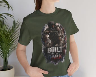 Camiseta "Built In The Dark" para Veteranos, Presente para Veteranos, Camiseta Militar, Camiseta Patriótica, Presente para Militares do Exército, Marinha, Fuzileiros Navais e Força Aérea, Vestuário para Veteranos