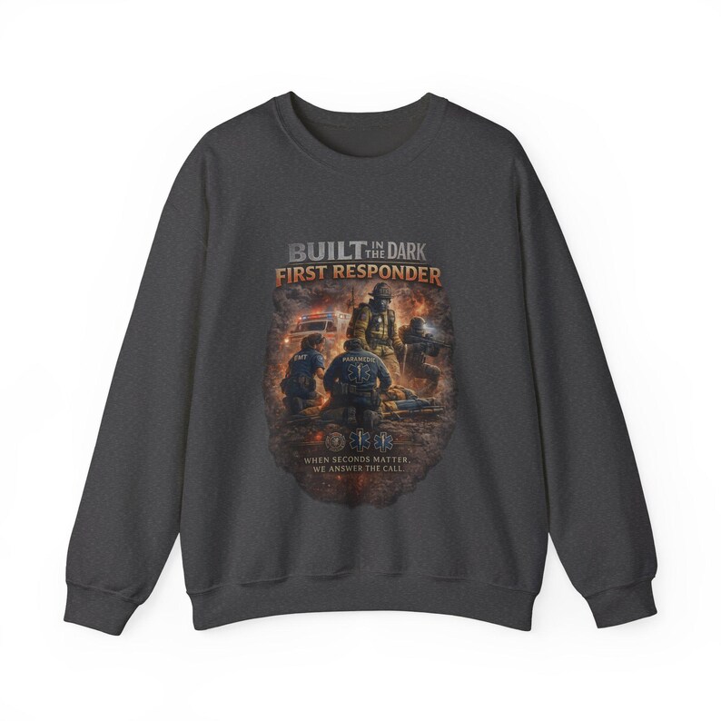 Erbaut im Dunkeln Ersthelfer Sweatshirt, EMT Geschenk, Sanitäter Sweatshirt, Ersthelfer Kleidung, Rettungsdienst Geschenk Bild 2