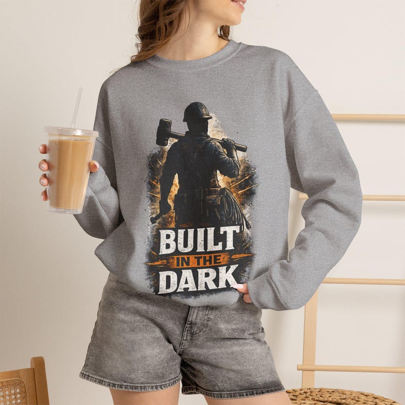 Bluza z nadrukiem "Built In The Dark Worker", Koszulka motywacyjna "Hard Work", Prezent dla pracownika fizycznego, Bluza z nadrukiem "Built Worker", Prezent dla elektryka zdjęcie 1