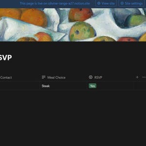 Pu&ograve; includere: Un'interfaccia digitale per un elenco di invitati e un tracker RSVP con un'immagine di intestazione raffigurante una natura morta con mele su un panno bianco. La tabella include colonne per nome, contatto, scelta del pasto e stato RSVP.