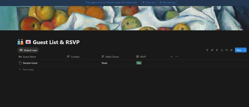 Pu&ograve; includere: Un'interfaccia digitale per un elenco di invitati e un tracker RSVP con un'immagine di intestazione raffigurante una natura morta con mele su un panno bianco. La tabella include colonne per nome, contatto, scelta del pasto e stato RSVP.