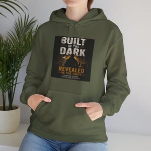 Sudadera con capucha "Construido en la oscuridad, revelado en la luz", regalo para emprendedores, sudadera con capucha para negocios paralelos, sudadera con capucha motivacional para empresas. imagen 7