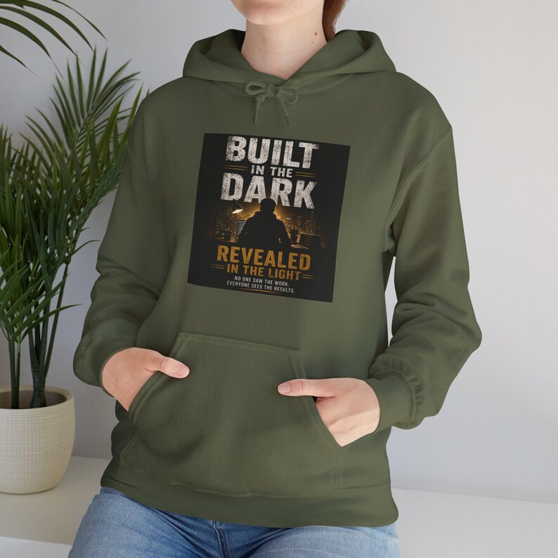 Sudadera con capucha "Construido en la oscuridad, revelado en la luz", regalo para emprendedores, sudadera con capucha para negocios paralelos, sudadera con capucha motivacional para empresas. imagen 7