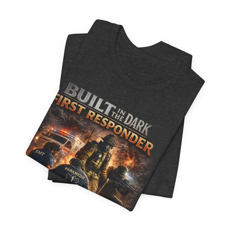 Camiseta Built In The Dark para socorristas, regalo para técnicos de emergencias médicas, camiseta para paramédicos, ropa para socorristas, camiseta de servicios de emergencia, camiseta motivacional imagen 5