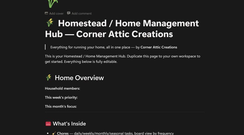 Op de afbeelding: Een digitaal sjabloon getiteld Homestead / Home Management Hub door Corner Attic Creations. De interface bevat secties voor Home Overview, gezinsleden, wekelijkse prioriteiten, maandelijkse focus en een What's Inside-lijst voor taken.