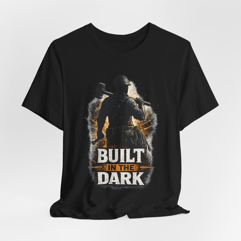 Chemise de travailleur construite dans le noir, T-shirt motivant pour le travail, Cadeau avec col bleu pour homme, Chemise d'ouvrier du bâtiment, Électricien, artisan image 2