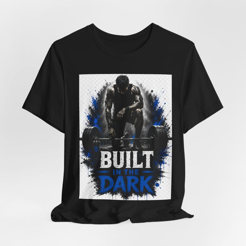 Camiseta Built In The Dark para Atletas, Camiseta Motivacional para Academia, Camiseta de Treino, Roupa Fitness, Camiseta para Levantamento de Peso, Presente para Musculação. imagem 2