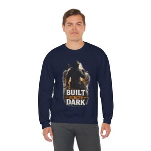 Bluza z nadrukiem "Built In The Dark Worker", Koszulka motywacyjna "Hard Work", Prezent dla pracownika fizycznego, Bluza z nadrukiem "Built Worker", Prezent dla elektryka zdjęcie 3