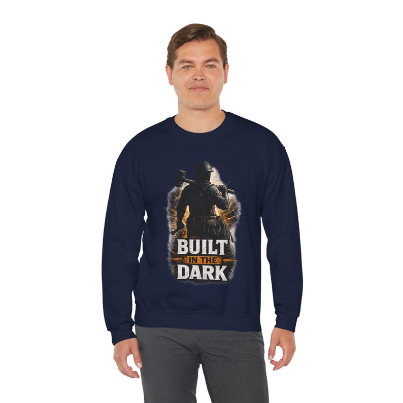 Bluza z nadrukiem "Built In The Dark Worker", Koszulka motywacyjna "Hard Work", Prezent dla pracownika fizycznego, Bluza z nadrukiem "Built Worker", Prezent dla elektryka zdjęcie 3