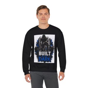 Errichtet im dunklen Athleten Sweatshirt, Gym Motivation Sweatshirt, Workout Sweatshirt, Fitness Bekleidung, Gewichtheben T-Shirt, Bodybildung Geschenk Bild 2