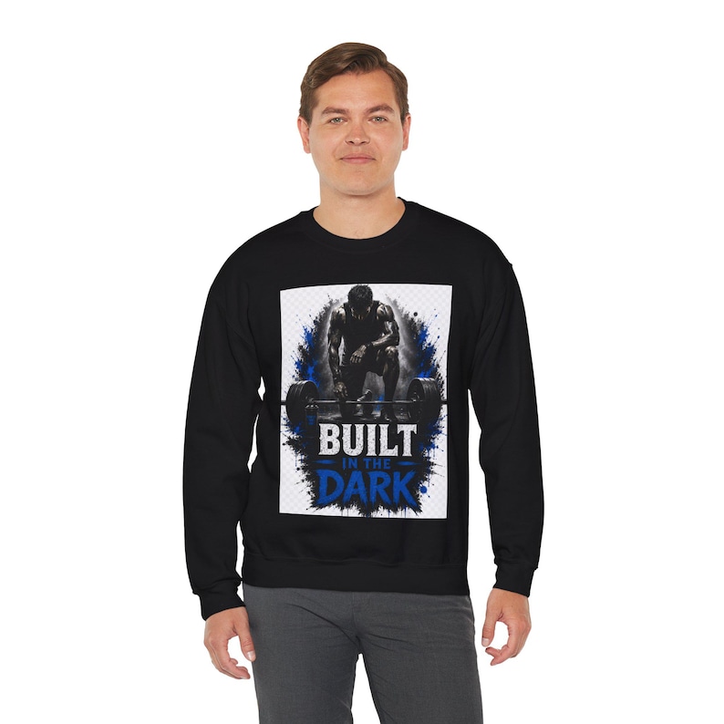 Errichtet im dunklen Athleten Sweatshirt, Gym Motivation Sweatshirt, Workout Sweatshirt, Fitness Bekleidung, Gewichtheben T-Shirt, Bodybildung Geschenk Bild 2