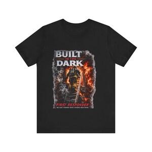 Camiseta de primeros auxilios "Construida en la oscuridad", camiseta de bombero, Corremos hacia lo que otros huyen, regalo para bomberos, camiseta de técnico de emergencias médicas, camiseta de héroe imagen 3