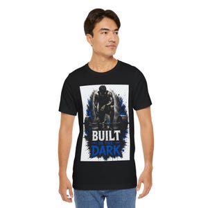 Camiseta Built In The Dark para Atletas, Camiseta Motivacional para Academia, Camiseta de Treino, Roupa Fitness, Camiseta para Levantamento de Peso, Presente para Musculação. imagem 5