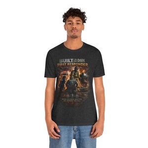 Camiseta Built In The Dark para socorristas, regalo para técnicos de emergencias médicas, camiseta para paramédicos, ropa para socorristas, camiseta de servicios de emergencia, camiseta motivacional imagen 3