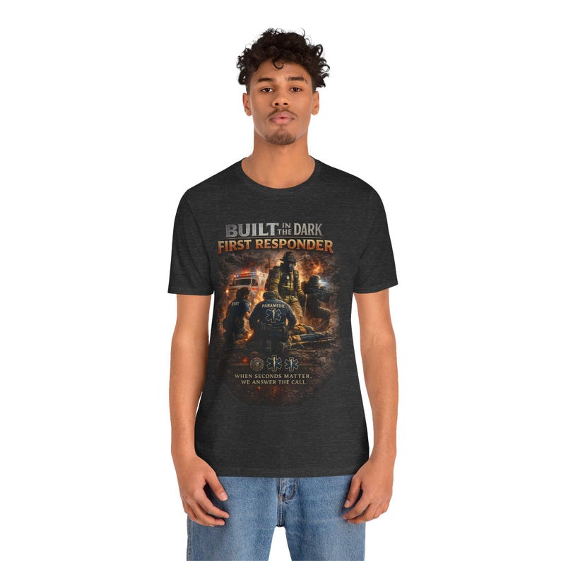 Camiseta Built In The Dark para socorristas, regalo para técnicos de emergencias médicas, camiseta para paramédicos, ropa para socorristas, camiseta de servicios de emergencia, camiseta motivacional imagen 3