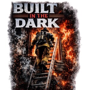 Camiseta de primeros auxilios "Construida en la oscuridad", camiseta de bombero, Corremos hacia lo que otros huyen, regalo para bomberos, camiseta de técnico de emergencias médicas, camiseta de héroe imagen 4