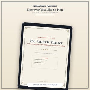 Op de afbeelding: Een digitale tablet met The Patriotic Planner, een planningsbundel voor militaire en veteranenfamilies. Het scherm toont tekst waaronder Veteran Owned, Family Made, en een lijst met inhoud zoals Military Move Checklist en Family Budgeting.