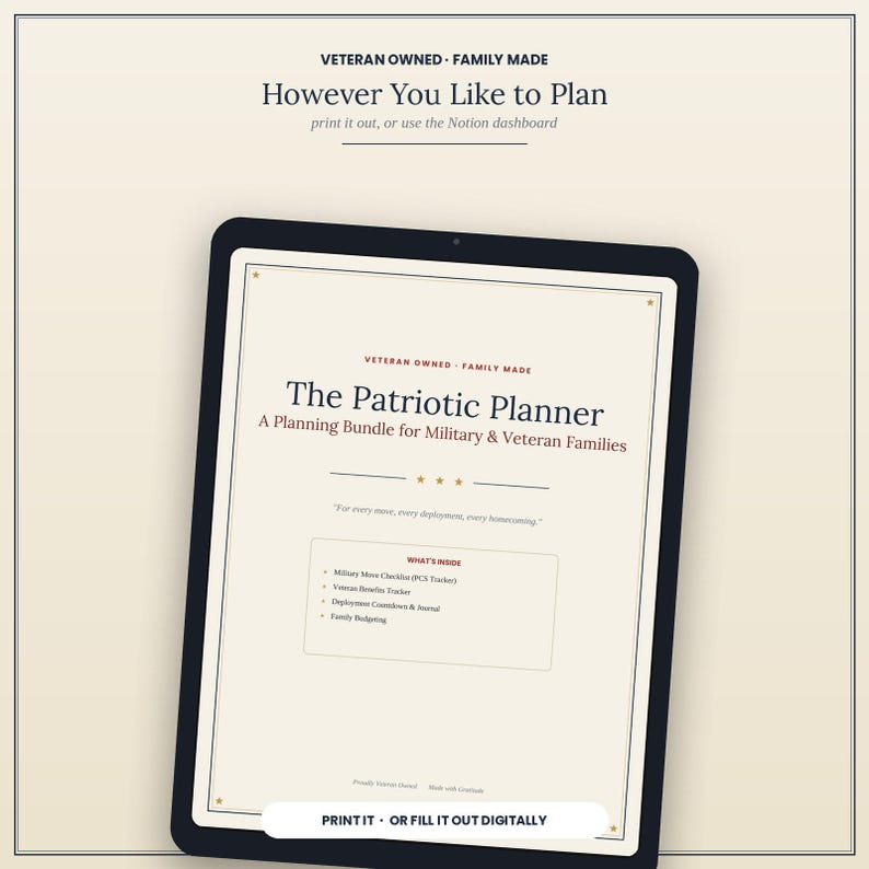Op de afbeelding: Een digitale tablet met The Patriotic Planner, een planningsbundel voor militaire en veteranenfamilies. Het scherm toont tekst waaronder Veteran Owned, Family Made, en een lijst met inhoud zoals Military Move Checklist en Family Budgeting.