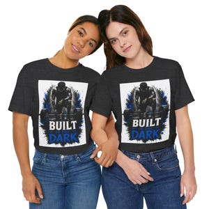 Camiseta Built In The Dark para Atletas, Camiseta Motivacional para Academia, Camiseta de Treino, Roupa Fitness, Camiseta para Levantamento de Peso, Presente para Musculação. imagem 3
