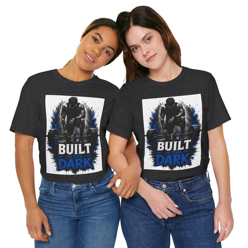 Camiseta Built In The Dark para Atletas, Camiseta Motivacional para Academia, Camiseta de Treino, Roupa Fitness, Camiseta para Levantamento de Peso, Presente para Musculação. imagem 3