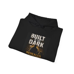 Sudadera con capucha "Construido en la oscuridad, revelado en la luz", regalo para emprendedores, sudadera con capucha para negocios paralelos, sudadera con capucha motivacional para empresas. imagen 2