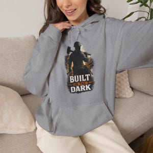 Errichtet im dunklen Arbeiter Hoodie, harte Arbeit Motivations Hoodie, blauer Kragen Geschenk für Männer, Bauarbeiter Hoodie, Elektriker Geschenk, Bild 1