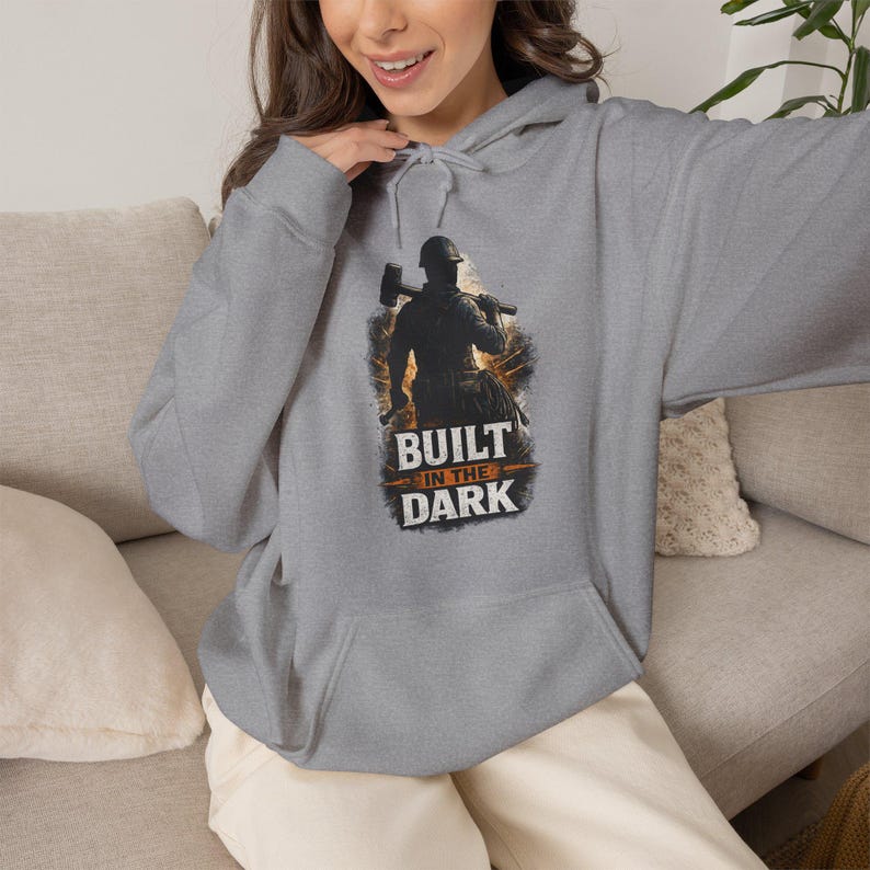Errichtet im dunklen Arbeiter Hoodie, harte Arbeit Motivations Hoodie, blauer Kragen Geschenk für Männer, Bauarbeiter Hoodie, Elektriker Geschenk, Bild 1