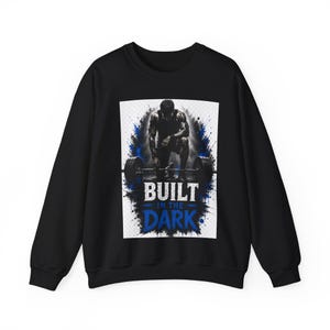 Errichtet im dunklen Athleten Sweatshirt, Gym Motivation Sweatshirt, Workout Sweatshirt, Fitness Bekleidung, Gewichtheben T-Shirt, Bodybildung Geschenk Bild 4