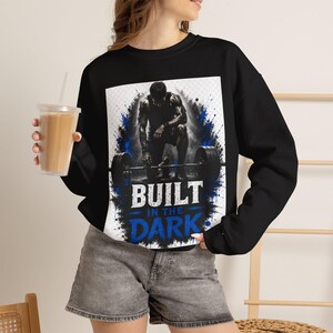 Errichtet im dunklen Athleten Sweatshirt, Gym Motivation Sweatshirt, Workout Sweatshirt, Fitness Bekleidung, Gewichtheben T-Shirt, Bodybildung Geschenk Bild 1