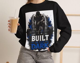 Errichtet im dunklen Athleten Sweatshirt, Gym Motivation Sweatshirt, Workout Sweatshirt, Fitness Bekleidung, Gewichtheben T-Shirt, Bodybildung Geschenk
