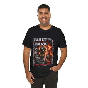 Camiseta de primeros auxilios "Construida en la oscuridad", camiseta de bombero, Corremos hacia lo que otros huyen, regalo para bomberos, camiseta de técnico de emergencias médicas, camiseta de héroe imagen 1