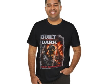 Im Dunkeln gebaut Ersthelfer Shirt, Feuerwehrmann T-Shirt, Wir rennen in Richtung, wo andere weglaufen, Feuerwehrmann Geschenk, EMT Shirt, Held Tee