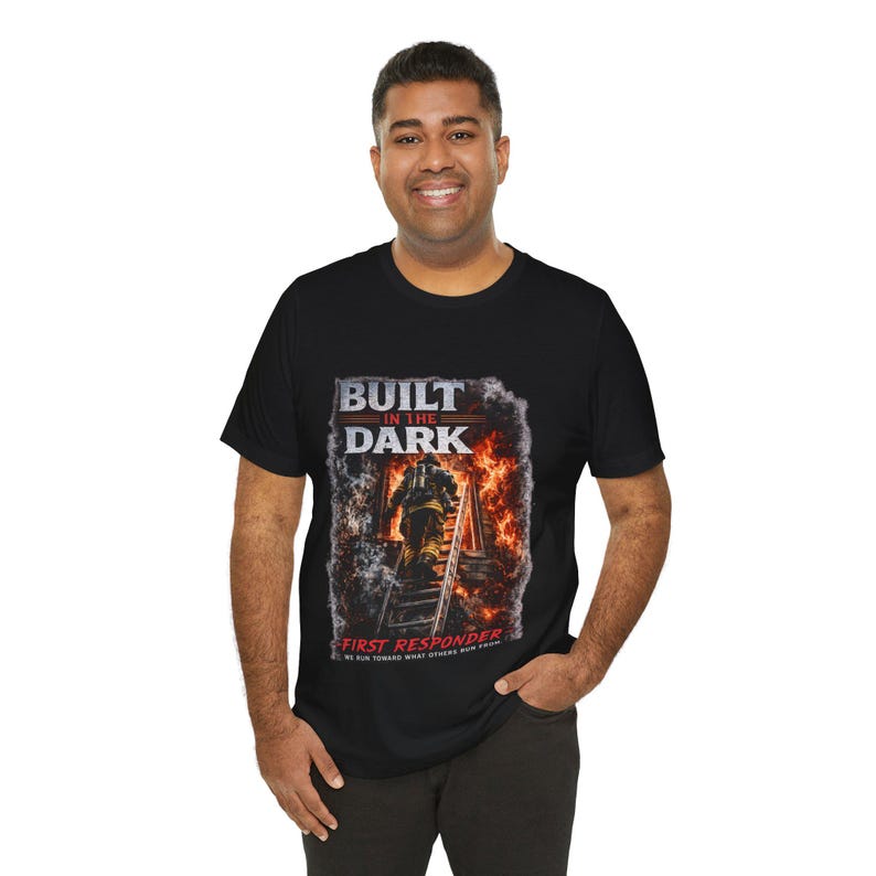 Camiseta de primeros auxilios "Construida en la oscuridad", camiseta de bombero, Corremos hacia lo que otros huyen, regalo para bomberos, camiseta de técnico de emergencias médicas, camiseta de héroe imagen 1