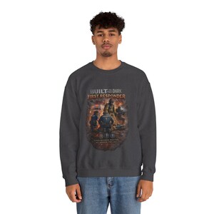 Erbaut im Dunkeln Ersthelfer Sweatshirt, EMT Geschenk, Sanitäter Sweatshirt, Ersthelfer Kleidung, Rettungsdienst Geschenk Bild 3
