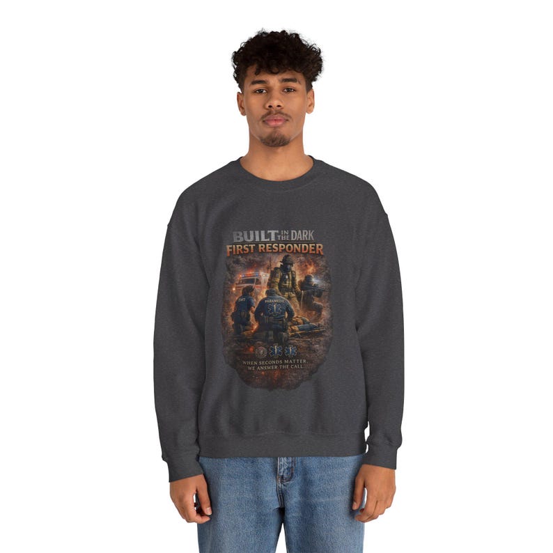 Erbaut im Dunkeln Ersthelfer Sweatshirt, EMT Geschenk, Sanitäter Sweatshirt, Ersthelfer Kleidung, Rettungsdienst Geschenk Bild 3
