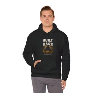Sudadera con capucha "Construido en la oscuridad, revelado en la luz", regalo para emprendedores, sudadera con capucha para negocios paralelos, sudadera con capucha motivacional para empresas. imagen 5