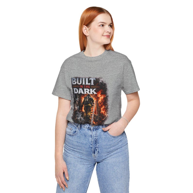 Camiseta de primeros auxilios "Construida en la oscuridad", camiseta de bombero, Corremos hacia lo que otros huyen, regalo para bomberos, camiseta de técnico de emergencias médicas, camiseta de héroe imagen 2