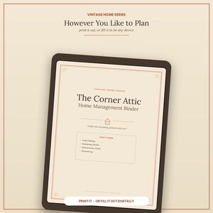 Puede incluir: Una tableta digital que muestra un archivador de gesti&oacute;n del hogar titulado The Corner Attic. La pantalla incluye texto como Vintage Home Series, However You Like to Plan y una lista de contenidos como Project Planning y Password Log.