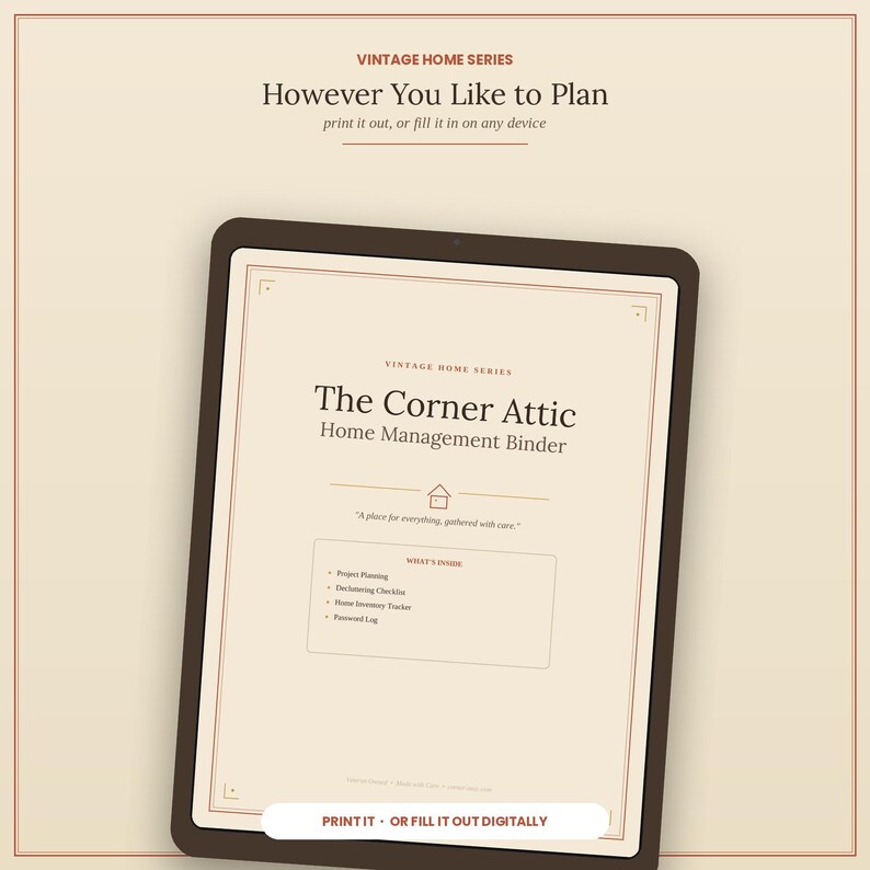 Puede incluir: Una tableta digital que muestra un archivador de gesti&oacute;n del hogar titulado The Corner Attic. La pantalla incluye texto como Vintage Home Series, However You Like to Plan y una lista de contenidos como Project Planning y Password Log.