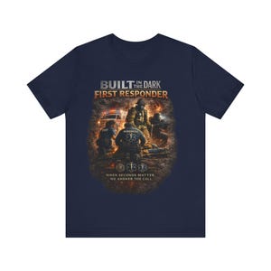 Camiseta Built In The Dark para socorristas, regalo para técnicos de emergencias médicas, camiseta para paramédicos, ropa para socorristas, camiseta de servicios de emergencia, camiseta motivacional imagen 2