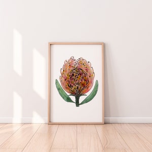 Może przedstawiać: Akwarela przedstawiająca różowo-pomarańczowy kwiat protei z zielonymi liśćmi. Kwiat znajduje się w centrum obrazu i jest otoczony białą przestrzenią.