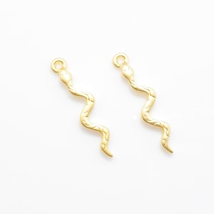 Snake Pendant . Snake Charm . Animal Charm . Jewelry Craft Supply . 16K Matte Gold Plated over Pewter - 4pcs / IA0032-MG