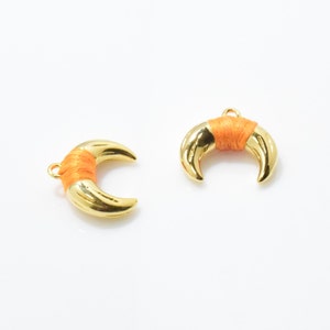 Orange Ox Horn Anhänger (klein). Bull-Horn-Charme. Halbmond Anhänger. Mond-Charme. 16K poliert Gold plattiert über Messing - 1pcs / IA0024-PGOR