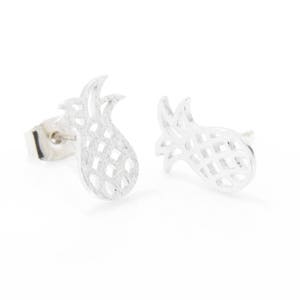 Op de afbeelding: Een paar zilveren ananas oorbelletjes. De oorbelletjes zijn gemaakt van metaal en hebben een gedetailleerd ananas ontwerp.