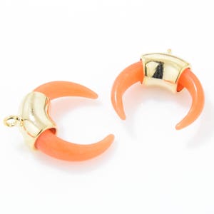 Orange Edelstein Ox Hornanhänger. Edelstein Stier Horn Charm. Mondsichel-Anhänger. 16K poliert Gold vergoldet über Messing - 2 Stück / IA0016-PGOR