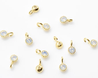 Kleinen weißen Opal Anhänger. Weisser Opal Anhänger. Edelstein-Anhänger. Hochzeitsschmuck. 16K poliert Gold vergoldet über Messing - 2 Stück / IA0018-PGWHO