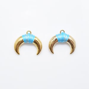 Skyblue Ox Horn Anhänger (groß). Bull-Horn-Charme. Halbmond Anhänger. Mond-Charme. 16K poliert Gold plattiert über Messing - 1pcs / IA0023-PGSB