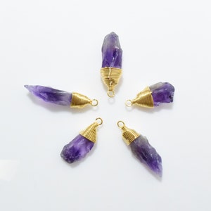 Colgante de amatista. Dije de amatista. Piedra preciosa morada. Latón chapado en oro pulido de 16 quilates - 2 piezas / NB0026-PGAM